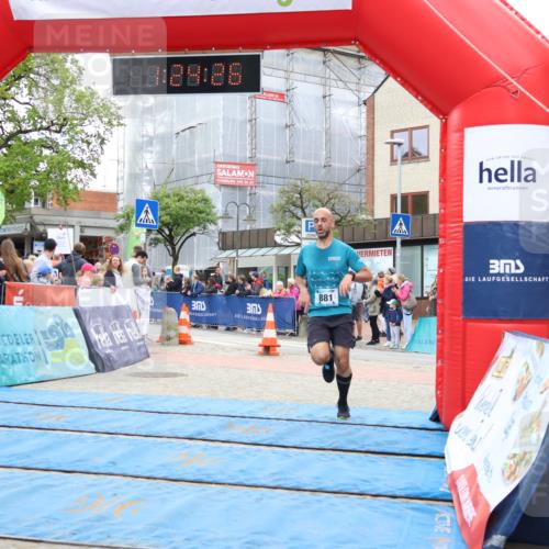 05.05.2024 - 7. Wedeler Halbmarathon Strokosch-Dieckow http://msf.ph/oto/6224572 05.05.2024 11:24:25 Ziel 881, 913 meine-sportfotos.de