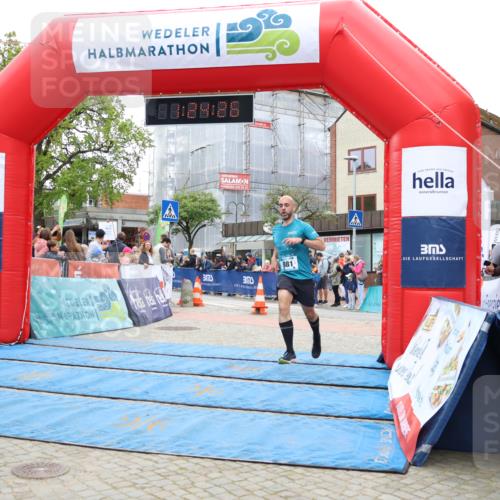05.05.2024 - 7. Wedeler Halbmarathon Strokosch-Dieckow http://msf.ph/oto/6224578 05.05.2024 11:24:25 Ziel 881, 913 meine-sportfotos.de