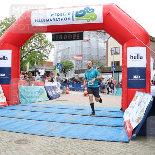 05.05.2024 - 7. Wedeler Halbmarathon Strokosch-Dieckow http://msf.ph/oto/6224583 05.05.2024 11:24:25 Ziel 881, 913 meine-sportfotos.de