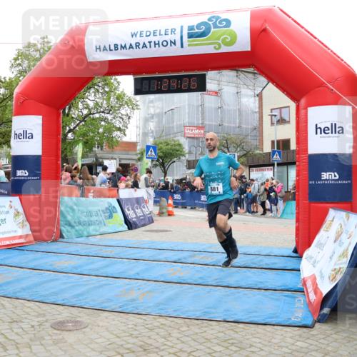 05.05.2024 - 7. Wedeler Halbmarathon Strokosch-Dieckow http://msf.ph/oto/6224588 05.05.2024 11:24:25 Ziel 881, 913 meine-sportfotos.de