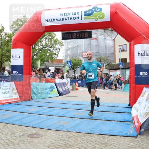 05.05.2024 - 7. Wedeler Halbmarathon Strokosch-Dieckow http://msf.ph/oto/6224594 05.05.2024 11:24:25 Ziel 881, 913 meine-sportfotos.de