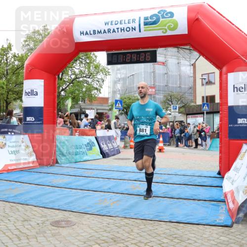 05.05.2024 - 7. Wedeler Halbmarathon Strokosch-Dieckow http://msf.ph/oto/6224600 05.05.2024 11:24:25 Ziel 881, 913 meine-sportfotos.de