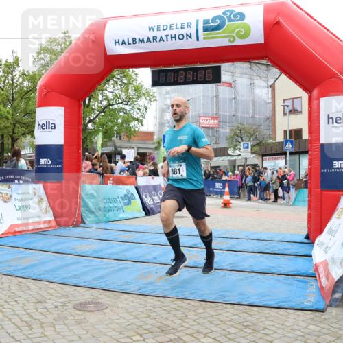 05.05.2024 - 7. Wedeler Halbmarathon Strokosch-Dieckow http://msf.ph/oto/6224606 05.05.2024 11:24:25 Ziel 881, 913 meine-sportfotos.de