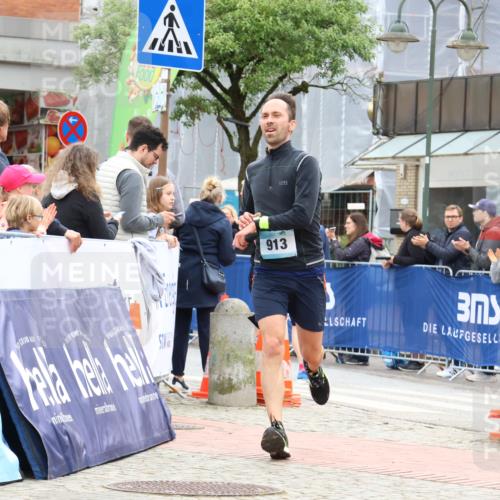 05.05.2024 - 7. Wedeler Halbmarathon Strokosch-Dieckow http://msf.ph/oto/6224615 05.05.2024 11:24:31 Ziel 76, 389, 913 meine-sportfotos.de