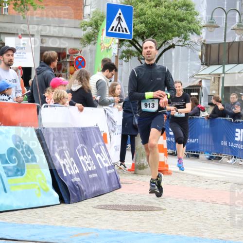 05.05.2024 - 7. Wedeler Halbmarathon Strokosch-Dieckow http://msf.ph/oto/6224626 05.05.2024 11:24:32 Ziel 76, 389, 913 meine-sportfotos.de