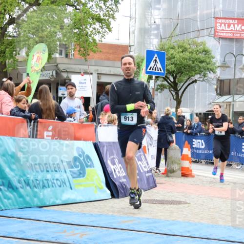05.05.2024 - 7. Wedeler Halbmarathon Strokosch-Dieckow http://msf.ph/oto/6224640 05.05.2024 11:24:32 Ziel 76, 389, 913 meine-sportfotos.de
