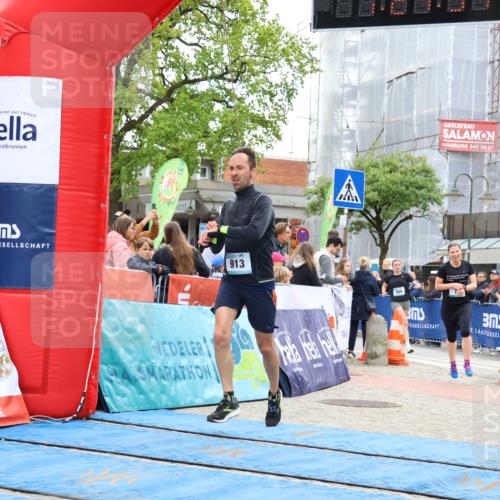05.05.2024 - 7. Wedeler Halbmarathon Strokosch-Dieckow http://msf.ph/oto/6224657 05.05.2024 11:24:33 Ziel 76, 389, 913 meine-sportfotos.de