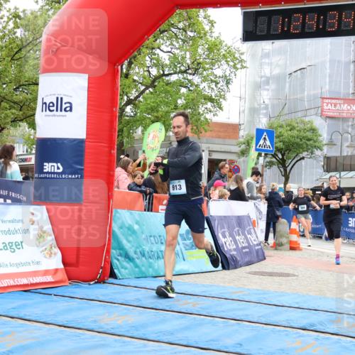 05.05.2024 - 7. Wedeler Halbmarathon Strokosch-Dieckow http://msf.ph/oto/6224663 05.05.2024 11:24:33 Ziel 76, 389, 913 meine-sportfotos.de