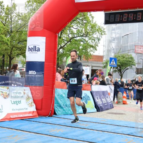 05.05.2024 - 7. Wedeler Halbmarathon Strokosch-Dieckow http://msf.ph/oto/6224668 05.05.2024 11:24:33 Ziel 76, 389, 913 meine-sportfotos.de