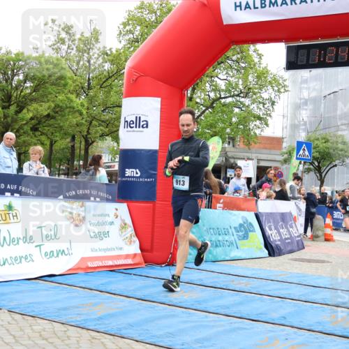 05.05.2024 - 7. Wedeler Halbmarathon Strokosch-Dieckow http://msf.ph/oto/6224680 05.05.2024 11:24:33 Ziel 76, 389, 913 meine-sportfotos.de
