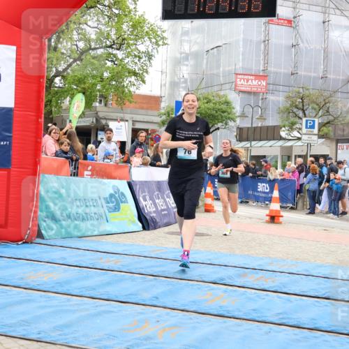 05.05.2024 - 7. Wedeler Halbmarathon Strokosch-Dieckow http://msf.ph/oto/6224697 05.05.2024 11:24:35 Ziel 76, 389, 913 meine-sportfotos.de