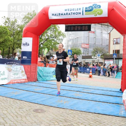 05.05.2024 - 7. Wedeler Halbmarathon Strokosch-Dieckow http://msf.ph/oto/6224721 05.05.2024 11:24:35 Ziel 76, 389, 913 meine-sportfotos.de