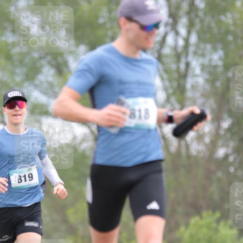 05.05.2024 - 7. Wedeler Halbmarathon H.Heesch http://msf.ph/oto/6224746 05.05.2024 11:15:27 Laufen 819, 818 meine-sportfotos.de