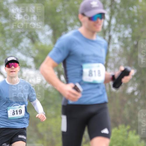 05.05.2024 - 7. Wedeler Halbmarathon H.Heesch http://msf.ph/oto/6224747 05.05.2024 11:15:27 Laufen 819, 818 meine-sportfotos.de