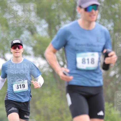 05.05.2024 - 7. Wedeler Halbmarathon H.Heesch http://msf.ph/oto/6224748 05.05.2024 11:15:28 Laufen 819, 818 meine-sportfotos.de