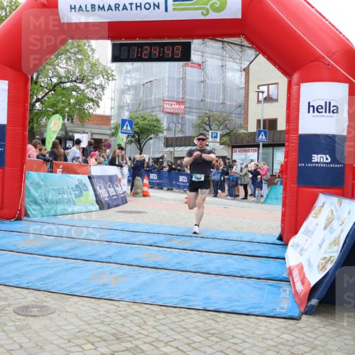 05.05.2024 - 7. Wedeler Halbmarathon Strokosch-Dieckow http://msf.ph/oto/6224776 05.05.2024 11:24:48 Ziel 285, 590, 766 meine-sportfotos.de