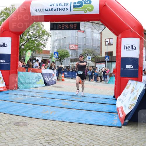 05.05.2024 - 7. Wedeler Halbmarathon Strokosch-Dieckow http://msf.ph/oto/6224782 05.05.2024 11:24:48 Ziel 285, 590, 766 meine-sportfotos.de
