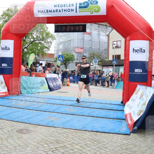 05.05.2024 - 7. Wedeler Halbmarathon Strokosch-Dieckow http://msf.ph/oto/6224787 05.05.2024 11:24:48 Ziel 285, 590, 766 meine-sportfotos.de