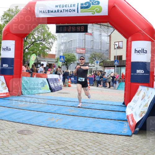 05.05.2024 - 7. Wedeler Halbmarathon Strokosch-Dieckow http://msf.ph/oto/6224792 05.05.2024 11:24:48 Ziel 285, 590, 766 meine-sportfotos.de