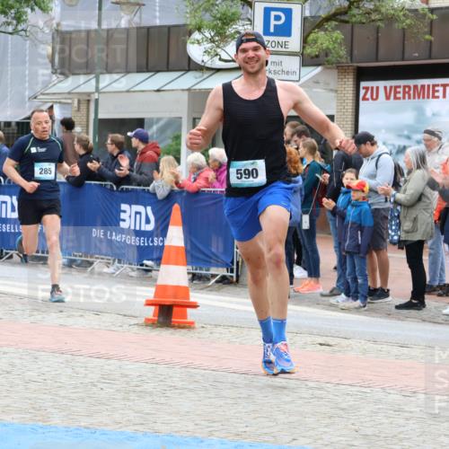 05.05.2024 - 7. Wedeler Halbmarathon Strokosch-Dieckow http://msf.ph/oto/6224813 05.05.2024 11:24:53 Ziel 281, 285, 590, 776 meine-sportfotos.de