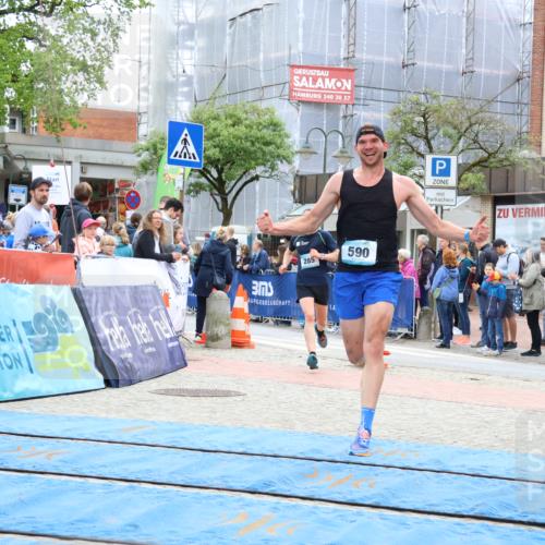 05.05.2024 - 7. Wedeler Halbmarathon Strokosch-Dieckow http://msf.ph/oto/6224853 05.05.2024 11:24:54 Ziel 281, 285, 590, 776 meine-sportfotos.de