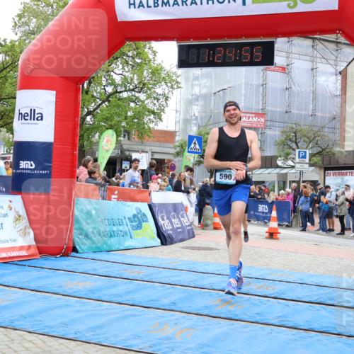 05.05.2024 - 7. Wedeler Halbmarathon Strokosch-Dieckow http://msf.ph/oto/6224931 05.05.2024 11:24:54 Ziel 281, 285, 590, 776 meine-sportfotos.de