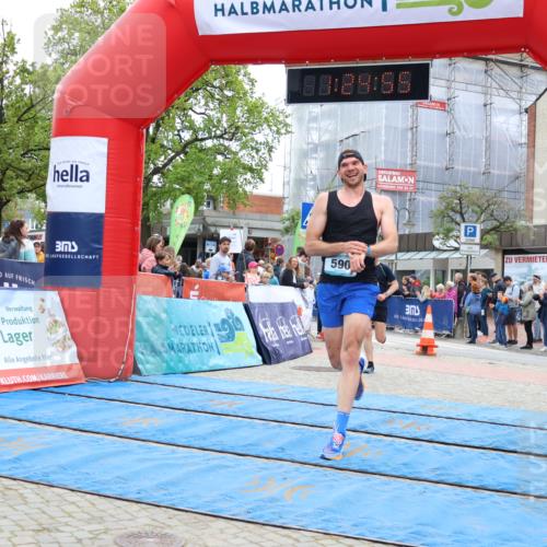 05.05.2024 - 7. Wedeler Halbmarathon Strokosch-Dieckow http://msf.ph/oto/6224939 05.05.2024 11:24:54 Ziel 281, 285, 590, 776 meine-sportfotos.de