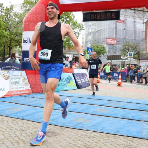 05.05.2024 - 7. Wedeler Halbmarathon Strokosch-Dieckow http://msf.ph/oto/6224947 05.05.2024 11:24:55 Ziel 281, 285, 590, 776 meine-sportfotos.de