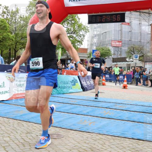 05.05.2024 - 7. Wedeler Halbmarathon Strokosch-Dieckow http://msf.ph/oto/6224954 05.05.2024 11:24:55 Ziel 281, 285, 590, 776 meine-sportfotos.de