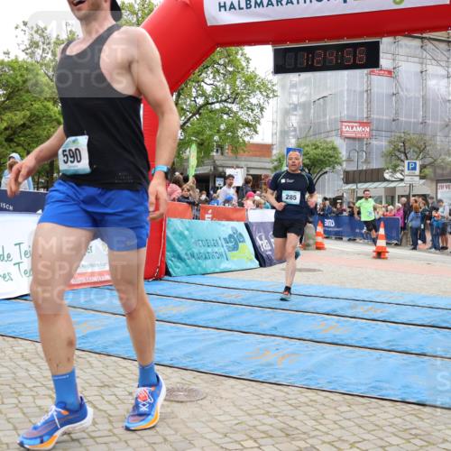 05.05.2024 - 7. Wedeler Halbmarathon Strokosch-Dieckow http://msf.ph/oto/6224961 05.05.2024 11:24:55 Ziel 281, 285, 590, 776 meine-sportfotos.de