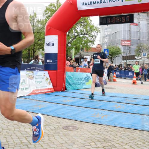 05.05.2024 - 7. Wedeler Halbmarathon Strokosch-Dieckow http://msf.ph/oto/6224974 05.05.2024 11:24:56 Ziel 281, 285, 590, 776 meine-sportfotos.de