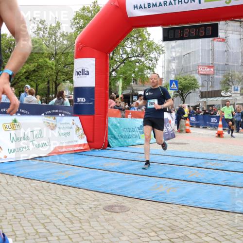 05.05.2024 - 7. Wedeler Halbmarathon Strokosch-Dieckow http://msf.ph/oto/6224983 05.05.2024 11:24:56 Ziel 281, 285, 590, 776 meine-sportfotos.de