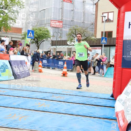 05.05.2024 - 7. Wedeler Halbmarathon Strokosch-Dieckow http://msf.ph/oto/6224998 05.05.2024 11:24:57 Ziel 281, 285, 590, 776 meine-sportfotos.de