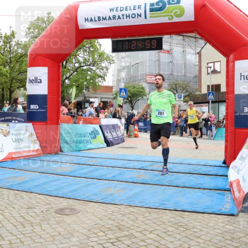 05.05.2024 - 7. Wedeler Halbmarathon Strokosch-Dieckow http://msf.ph/oto/6225008 05.05.2024 11:24:58 Ziel 281, 285, 776 meine-sportfotos.de