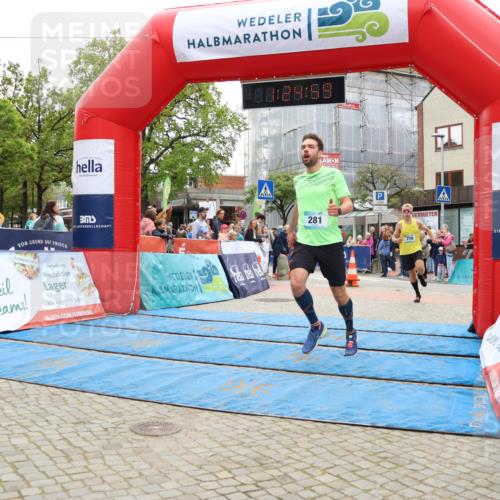 05.05.2024 - 7. Wedeler Halbmarathon Strokosch-Dieckow http://msf.ph/oto/6225010 05.05.2024 11:24:58 Ziel 281, 285, 776 meine-sportfotos.de