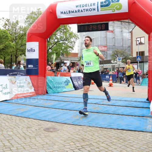 05.05.2024 - 7. Wedeler Halbmarathon Strokosch-Dieckow http://msf.ph/oto/6225012 05.05.2024 11:24:58 Ziel 281, 285, 776 meine-sportfotos.de