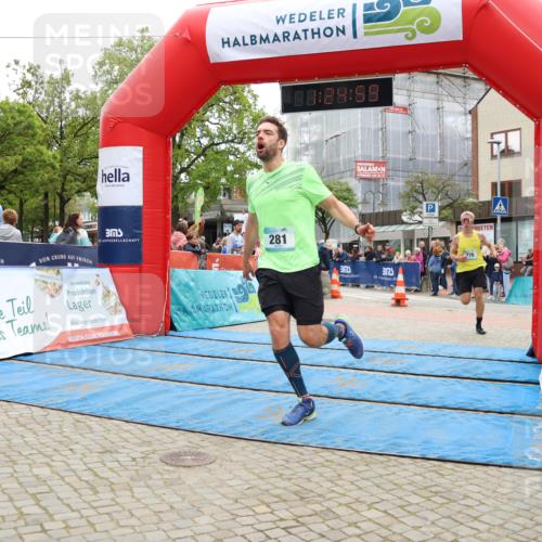 05.05.2024 - 7. Wedeler Halbmarathon Strokosch-Dieckow http://msf.ph/oto/6225014 05.05.2024 11:24:58 Ziel 281, 285, 776 meine-sportfotos.de