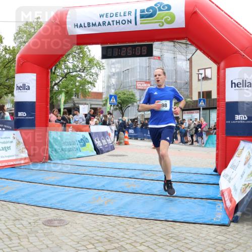 05.05.2024 - 7. Wedeler Halbmarathon Strokosch-Dieckow http://msf.ph/oto/6225050 05.05.2024 11:25:08 Ziel 198 meine-sportfotos.de