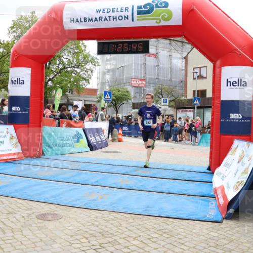 05.05.2024 - 7. Wedeler Halbmarathon Strokosch-Dieckow http://msf.ph/oto/6225065 05.05.2024 11:25:44 Ziel 322, 639, 640 meine-sportfotos.de