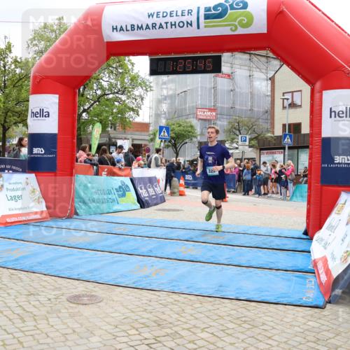 05.05.2024 - 7. Wedeler Halbmarathon Strokosch-Dieckow http://msf.ph/oto/6225067 05.05.2024 11:25:44 Ziel 322, 639, 640 meine-sportfotos.de