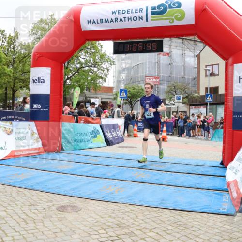 05.05.2024 - 7. Wedeler Halbmarathon Strokosch-Dieckow http://msf.ph/oto/6225068 05.05.2024 11:25:44 Ziel 322, 639, 640 meine-sportfotos.de