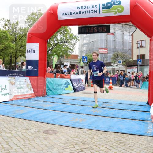05.05.2024 - 7. Wedeler Halbmarathon Strokosch-Dieckow http://msf.ph/oto/6225070 05.05.2024 11:25:44 Ziel 322, 639, 640 meine-sportfotos.de