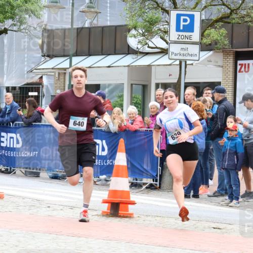 05.05.2024 - 7. Wedeler Halbmarathon Strokosch-Dieckow http://msf.ph/oto/6225079 05.05.2024 11:25:48 Ziel 639, 640 meine-sportfotos.de