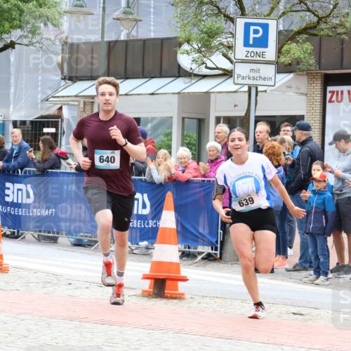 05.05.2024 - 7. Wedeler Halbmarathon Strokosch-Dieckow http://msf.ph/oto/6225081 05.05.2024 11:25:48 Ziel 639, 640 meine-sportfotos.de