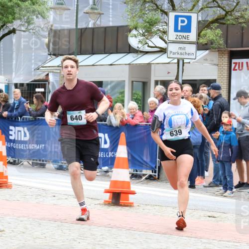 05.05.2024 - 7. Wedeler Halbmarathon Strokosch-Dieckow http://msf.ph/oto/6225085 05.05.2024 11:25:48 Ziel 639, 640 meine-sportfotos.de