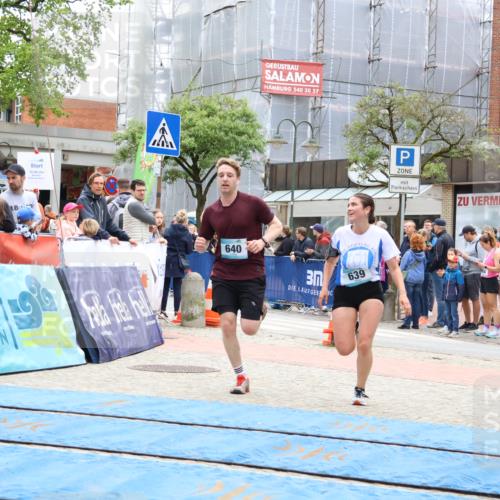 05.05.2024 - 7. Wedeler Halbmarathon Strokosch-Dieckow http://msf.ph/oto/6225087 05.05.2024 11:25:49 Ziel 639, 640 meine-sportfotos.de