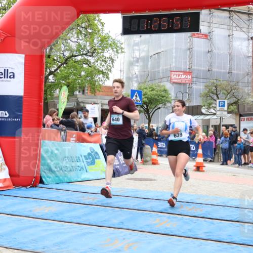 05.05.2024 - 7. Wedeler Halbmarathon Strokosch-Dieckow http://msf.ph/oto/6225097 05.05.2024 11:25:50 Ziel 639, 640 meine-sportfotos.de