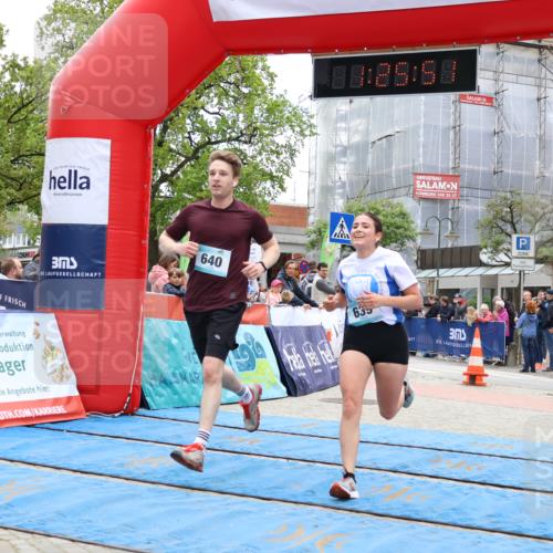 05.05.2024 - 7. Wedeler Halbmarathon Strokosch-Dieckow http://msf.ph/oto/6225104 05.05.2024 11:25:50 Ziel 639, 640 meine-sportfotos.de