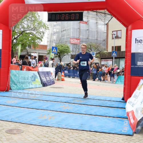 05.05.2024 - 7. Wedeler Halbmarathon Strokosch-Dieckow http://msf.ph/oto/6225116 05.05.2024 11:26:06 Ziel 533, 698 meine-sportfotos.de