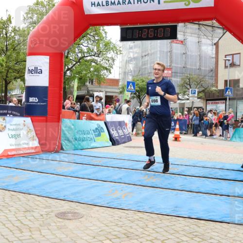 05.05.2024 - 7. Wedeler Halbmarathon Strokosch-Dieckow http://msf.ph/oto/6225122 05.05.2024 11:26:06 Ziel 533, 698 meine-sportfotos.de